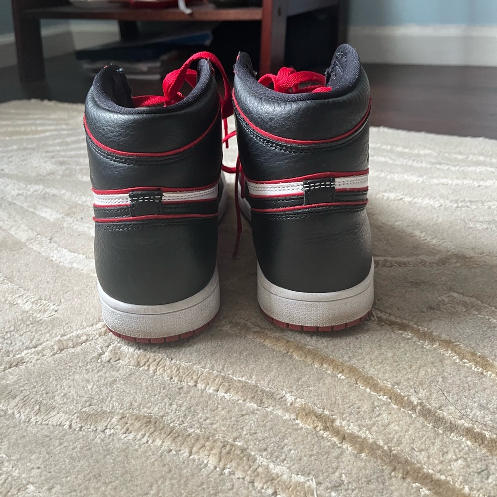 Extremely lightly used Air Jordan 1s retro high OG ‘bloodline’. Fits woman’s 8.5